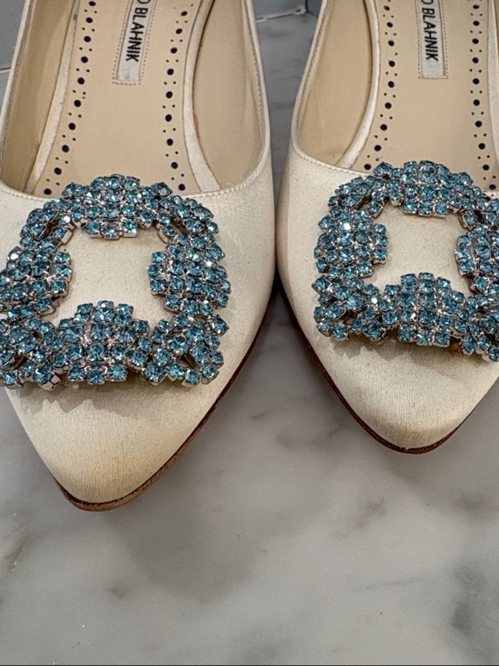 Manolo Blahnik HANGISI BRIDE 50 Ivory Satin with Blue Buckle Size 38.5 - Picture 2 of 8